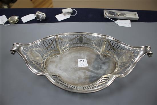 An Edwardian pieced silver oval dish, with lug handles, Mappin & Webb, London, 1905, 32.5cm, 9.5oz.